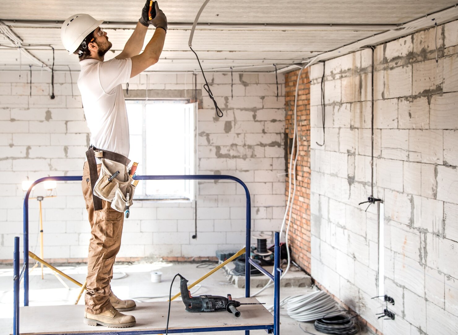 instalador electricista herramienta sus manos trabajando cable sitio construccion 169016 5282 3